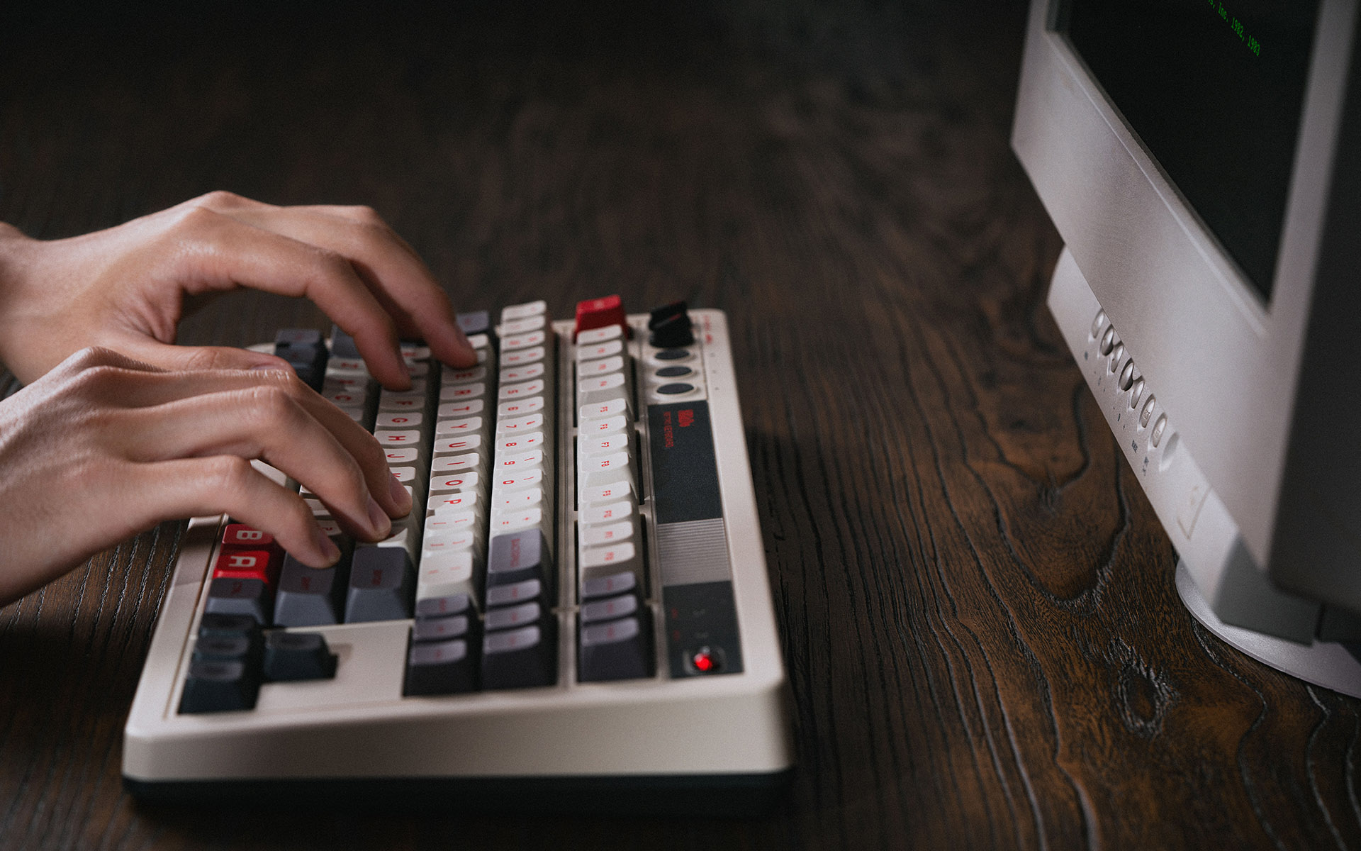 8BitDo tiene nuevos teclados mecánicos retro que nos recuerdan a la NES. Y  llegan con botonacos como extra